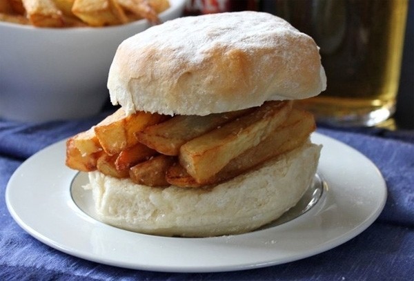 Chip Butty là món ăn đơn giản của Anh, chỉ gồm khoai tây chiên kẹp trong bánh mỳ ăn kèm nước sốt cà chua hay nước sốt thịt nướng. Món bánh này còn được gọi với nhiều cái tên khác nhau như chip barm, chip batch, chip roll, chip muffin hay piece-n-chips.